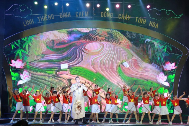 Mãn nhãn với sân khấu thực cảnh trên sông Hồng, Tùng Dương, Kyo York hát thăng hoa - Ảnh 5.