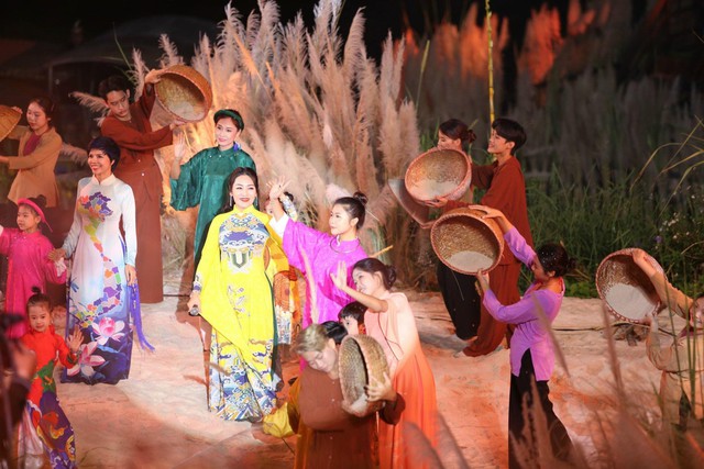 Mãn nhãn với sân khấu thực cảnh trên sông Hồng, Tùng Dương, Kyo York hát thăng hoa - Ảnh 4.