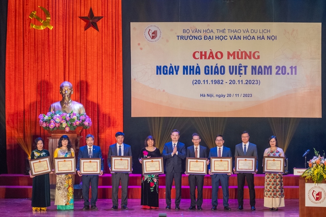 Thứ trưởng Bộ Văn hóa, Thể thao và Du lịch Trịnh Thị Thủy dự lễ mừng ngày nhà giáo Việt Nam tại Đại học Văn hóa Hà Nội - Ảnh 10.