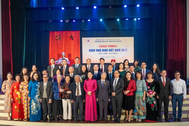 Thứ trưởng Bộ Văn hóa, Thể thao và Du lịch Trịnh Thị Thủy dự lễ mừng ngày nhà giáo Việt Nam tại Đại học Văn hóa Hà Nội - Ảnh 11.