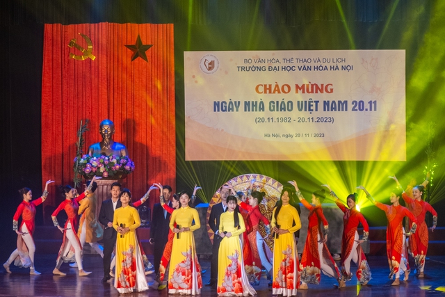 Thứ trưởng Bộ Văn hóa, Thể thao và Du lịch Trịnh Thị Thủy dự lễ mừng ngày nhà giáo Việt Nam tại Đại học Văn hóa Hà Nội - Ảnh 3.