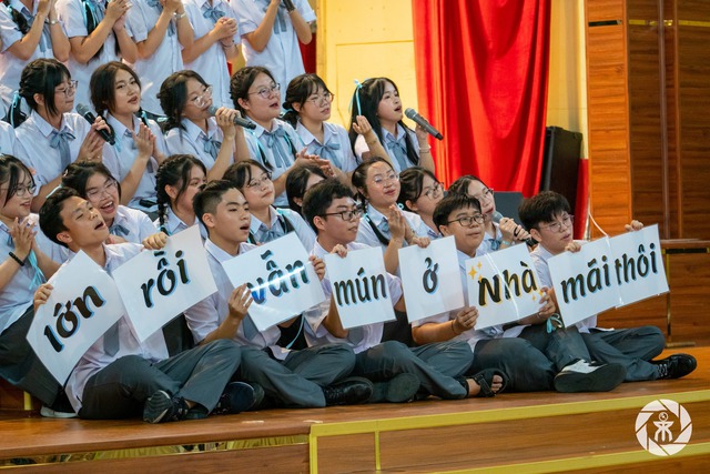 Không khí ngày Nhà giáo Việt Nam 20/11 trên cả nước: Toàn tiết mục đầu tư công phu, thầy cô trổ tài lẻ gây bất ngờ - Ảnh 25.