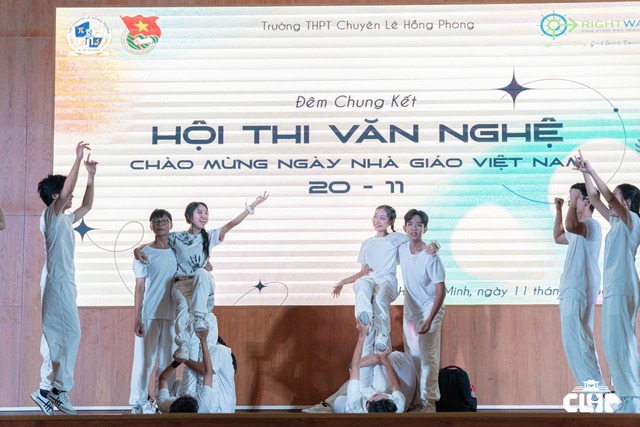 Không khí ngày Nhà giáo Việt Nam 20/11 trên cả nước: Toàn tiết mục đầu tư công phu, thầy cô trổ tài lẻ gây bất ngờ - Ảnh 18.