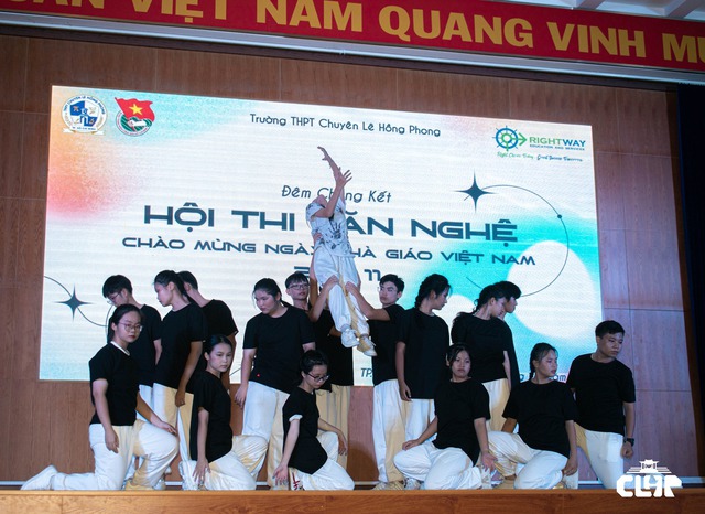 Không khí ngày Nhà giáo Việt Nam 20/11 trên cả nước: Toàn tiết mục đầu tư công phu, thầy cô trổ tài lẻ gây bất ngờ - Ảnh 17.