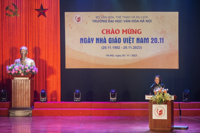 Thứ trưởng Bộ Văn hóa, Thể thao và Du lịch Trịnh Thị Thủy dự lễ mừng ngày nhà giáo Việt Nam tại Đại học Văn hóa Hà Nội - Ảnh 5.