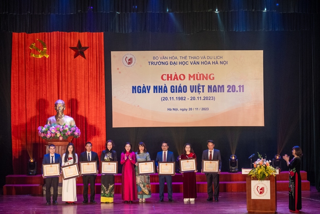 Thứ trưởng Bộ Văn hóa, Thể thao và Du lịch Trịnh Thị Thủy dự lễ mừng ngày nhà giáo Việt Nam tại Đại học Văn hóa Hà Nội - Ảnh 9.