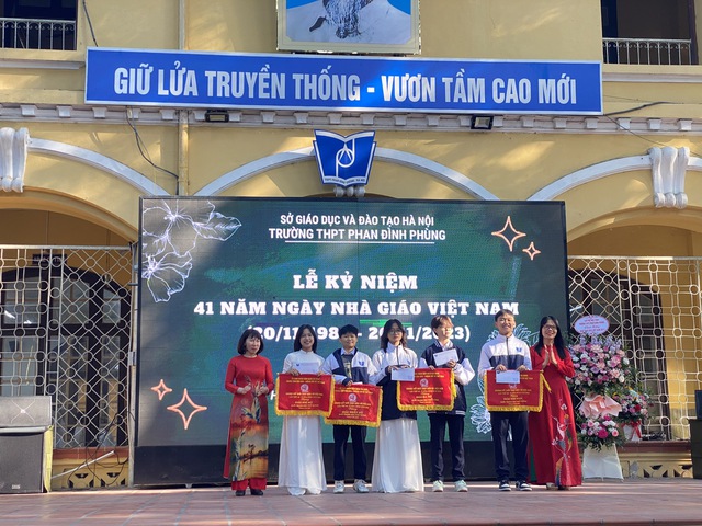 Không khí ngày Nhà giáo Việt Nam 20/11 trên cả nước: Toàn tiết mục đầu tư công phu, thầy cô trổ tài lẻ gây bất ngờ - Ảnh 1.