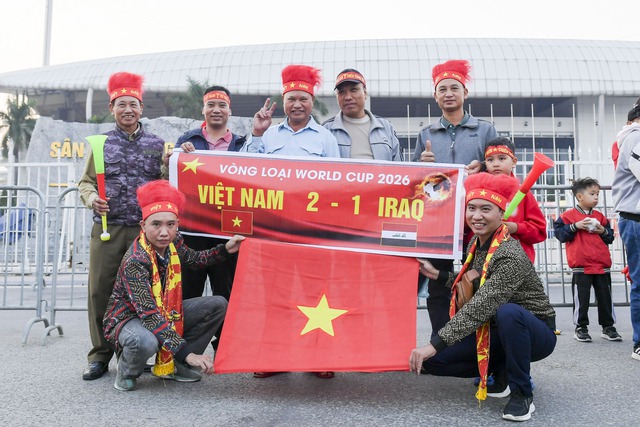 Cổ động viên phủ kín “chảo lửa” Mỹ Đình, tiếp sức cho đội tuyển Việt Nam - Ảnh 5.