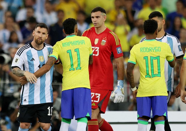 CĐV Argentina và Brazil ẩu đả trên khán đài, Messi vội gọi đồng đội vào đường hầm vì trận đấu tạm hoãn - Ảnh 9.