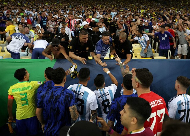 CĐV Argentina và Brazil ẩu đả trên khán đài, Messi vội gọi đồng đội vào đường hầm vì trận đấu tạm hoãn - Ảnh 7.