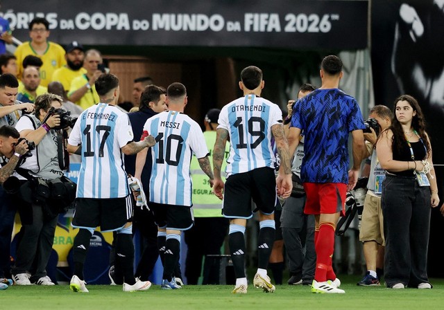 CĐV Argentina và Brazil ẩu đả trên khán đài, Messi vội gọi đồng đội vào đường hầm vì trận đấu tạm hoãn - Ảnh 8.