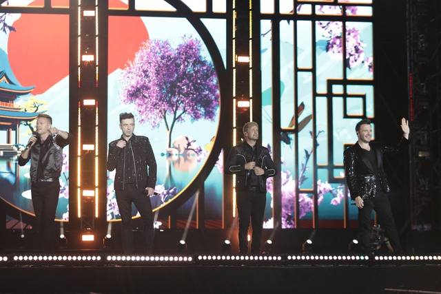 Những khoảnh khắc ấn tượng trong đêm diễn đầu của Westlife: Cờ Việt Nam và Ireland được cầm cùng nhau - Ảnh 5.