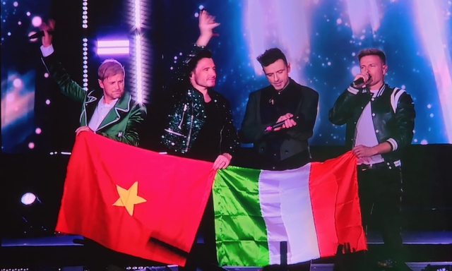 Những khoảnh khắc ấn tượng trong đêm diễn đầu của Westlife: Cờ Việt Nam và Ireland được cầm cùng nhau - Ảnh 7.