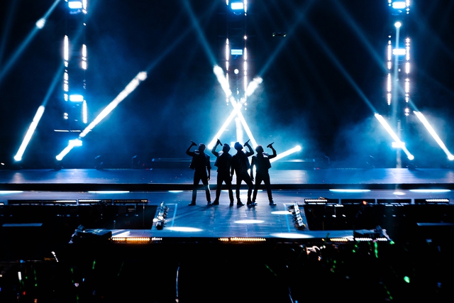 Nhìn lại 2 đêm concert Westlife: Khán giả Việt Nam được cháy hết mình với những giai điệu của thanh xuân! - Ảnh 5.