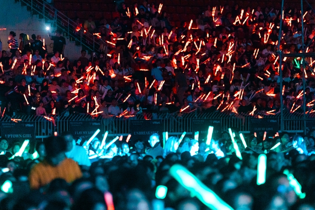 Nhìn lại 2 đêm concert Westlife: Khán giả Việt Nam được cháy hết mình với những giai điệu của thanh xuân! - Ảnh 6.