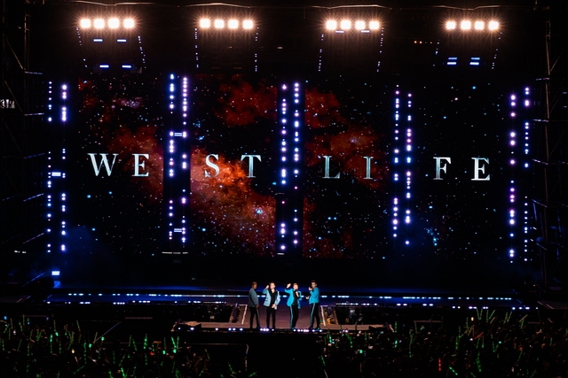 Nhìn lại 2 đêm concert Westlife: Khán giả Việt Nam được cháy hết mình với những giai điệu của thanh xuân! - Ảnh 2.