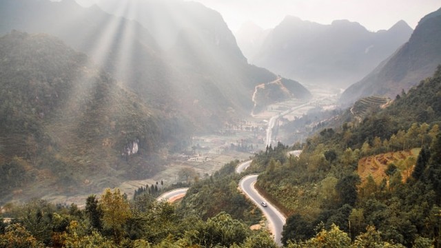 Du khách quốc tế ấn tượng đặc biệt với phong cảnh núi non hùng vĩ ở Hà Giang - Ảnh 1.