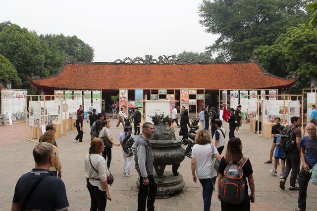 Giới trẻ hào hứng check - in với các tác phẩm trưng bày tại Triển lãm Hành động vì cộng đồng - Human Act Prize năm 2023 - Ảnh 1. Giới trẻ hào hứng check - in với các tác phẩm trưng bày tại Triển lãm Hành động vì cộng đồng - Human Act Prize năm 2023 - Ảnh 1.