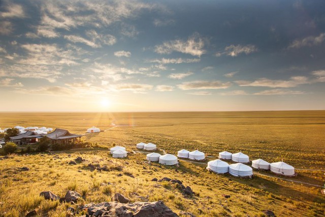 Nhà nghỉ phong cách du mục thu hút du khách đến sa mạc Gobi (Mông Cổ) - Ảnh 1.