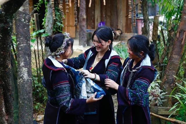 Giữ gìn và hướng nghiệp nghề truyền thống cho phụ nữ dân tộc H'mông - Ảnh 2.
