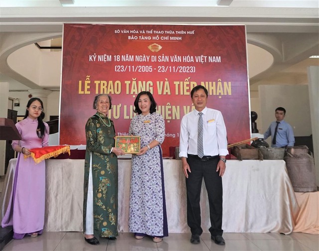 Bảo tàng Hồ Chí Minh Thừa Thiên Huế tiếp nhận nhiều hiện vật do người dân trao tặng  - Ảnh 1.