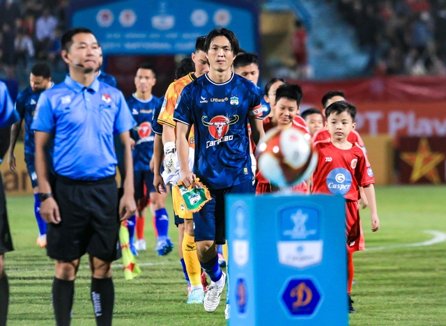 Tiền vệ ĐT Việt Nam ăn mừng kiểu bụng bầu ngầm báo tin vui khi ghi bàn cho CLB HAGL - Ảnh 6.
