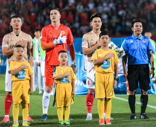 Tiền vệ ĐT Việt Nam ăn mừng kiểu bụng bầu ngầm báo tin vui khi ghi bàn cho CLB HAGL - Ảnh 7.