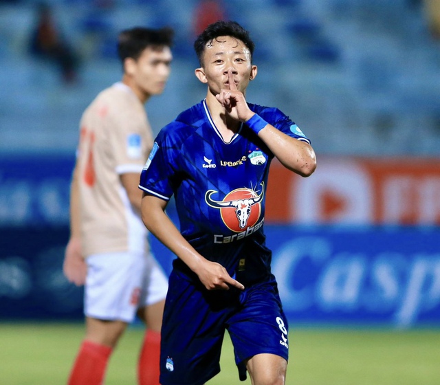 Tiền vệ ĐT Việt Nam ăn mừng kiểu bụng bầu ngầm báo tin vui khi ghi bàn cho CLB HAGL - Ảnh 1.