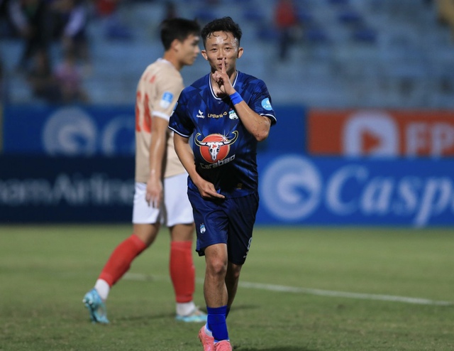 Tiền vệ ĐT Việt Nam ăn mừng kiểu bụng bầu ngầm báo tin vui khi ghi bàn cho CLB HAGL - Ảnh 2.