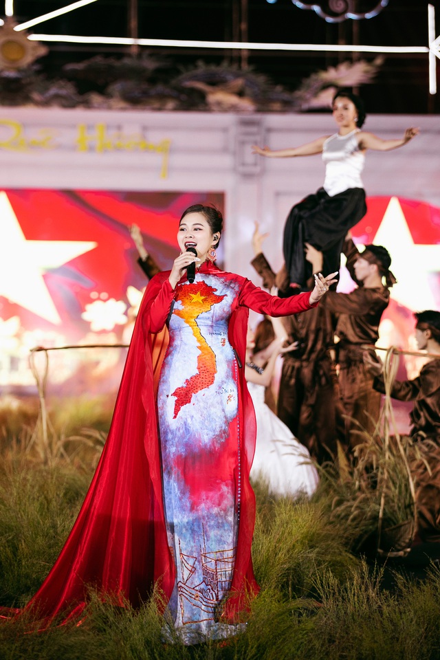 Hoa hậu Tiểu Vy, Bảo Ngọc cùng làm Vedette cho NTK Thạch Linh - Ảnh 5.