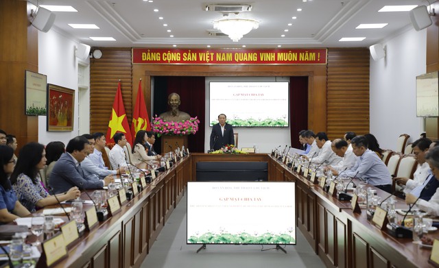 Trao quyết định nghỉ hưu theo chế độ cho Thứ trưởng Bộ VHTTDL Đoàn Văn Việt - Ảnh 1.