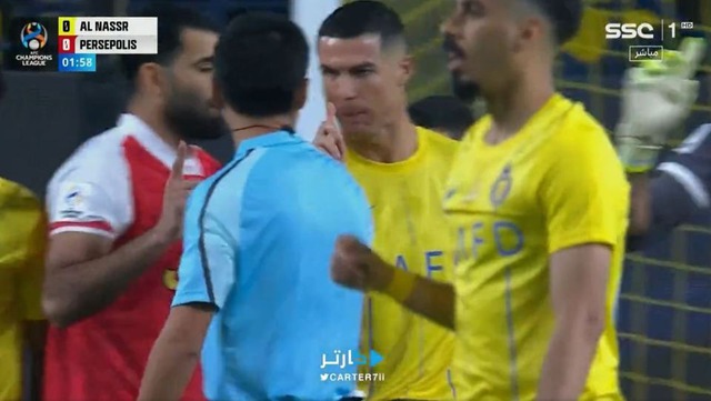 Ronaldo gây sốt với hành động đẹp sau khi đội nhà được hưởng phạt đền - Ảnh 4.