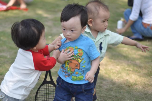 Con liên tục lăn lộn ăn vạ trên đường, người mẹ có cách làm khiến nhiều người phục: Đây là lý do vì sao có trẻ ngoan, trẻ hư! - Ảnh 3.