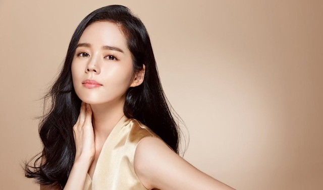 "Nữ thần sắc đẹp" Han Ga In cắt phăng mái tóc dài, khoe nhan sắc thật ở tuổi 41 - Ảnh 2. "Nữ thần sắc đẹp" Han Ga In cắt phăng mái tóc dài, khoe nhan sắc thật ở tuổi 41 - Ảnh 2.
