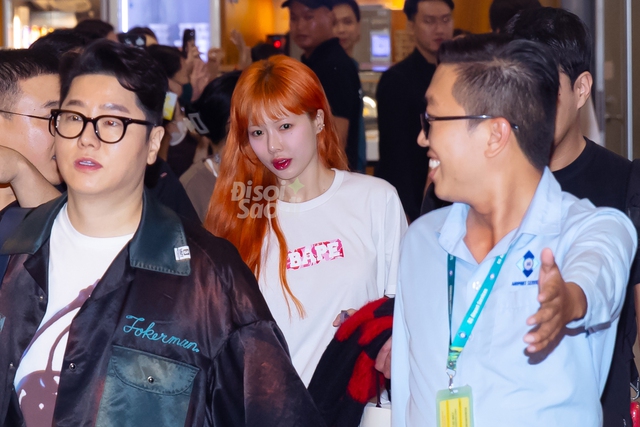 2 idol đình đám đổ bộ Tân Sơn Nhất giữa đêm: Hyuna tóc cam nổi bật, Zico không ngừng chào fan ngày trở lại Việt Nam - Ảnh 3.