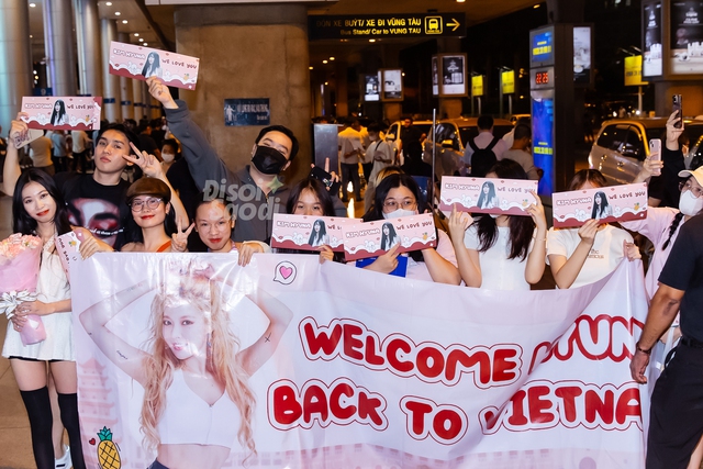 2 idol đình đám đổ bộ Tân Sơn Nhất giữa đêm: Hyuna tóc cam nổi bật, Zico không ngừng chào fan ngày trở lại Việt Nam - Ảnh 7.