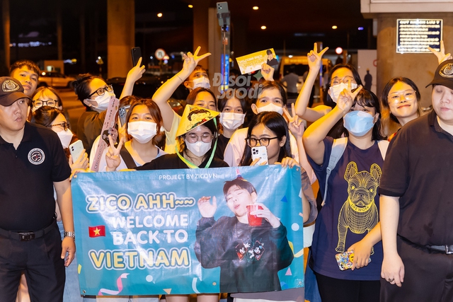 2 idol đình đám đổ bộ Tân Sơn Nhất giữa đêm: Hyuna tóc cam nổi bật, Zico không ngừng chào fan ngày trở lại Việt Nam - Ảnh 8.