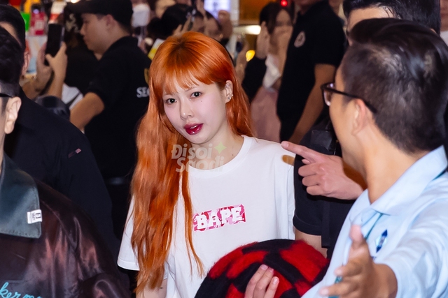 2 idol đình đám đổ bộ Tân Sơn Nhất giữa đêm: Hyuna tóc cam nổi bật, Zico không ngừng chào fan ngày trở lại Việt Nam - Ảnh 2.