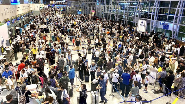 Nhà ga quốc tế Đà Nẵng hạn chế đưa tiễn hành khách để giảm ùn tắc - Ảnh 1.
