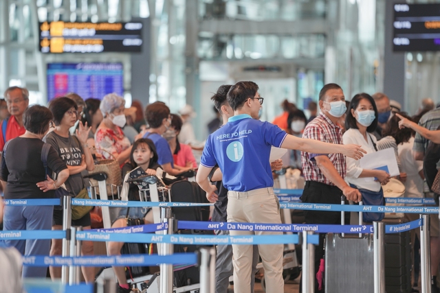 Nhà ga quốc tế Đà Nẵng hạn chế đưa tiễn hành khách để giảm ùn tắc - Ảnh 2.