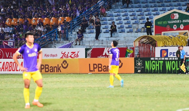Văn Quyết ngồi một mình ở đường hầm, bất lực nhìn Hà Nội FC thất bại trận thứ 5 liên tiếp - Ảnh 1.