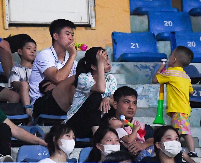 Duy Mạnh ôm con đến cổ vũ Hà Nội FC, HLV Gong Oh-kyun đùa vui cùng Quan Văn Chuẩn - Ảnh 2.