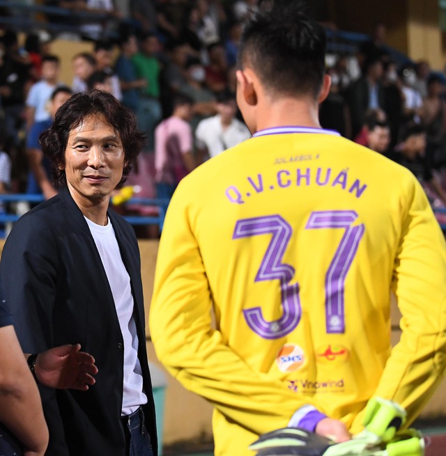 Duy Mạnh ôm con đến cổ vũ Hà Nội FC, HLV Gong Oh-kyun đùa vui cùng Quan Văn Chuẩn - Ảnh 8.