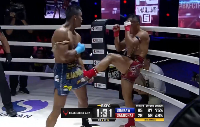 Buakaw thắng áp đảo Saenchai trong trận đấu giữa hai huyền thoại - Ảnh 1.