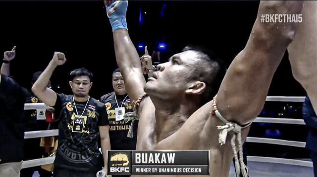 Buakaw thắng áp đảo Saenchai trong trận đấu giữa hai huyền thoại - Ảnh 2.