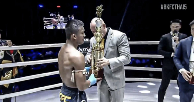 Buakaw thắng áp đảo Saenchai trong trận đấu giữa hai huyền thoại - Ảnh 3.