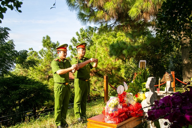 Đoàn công tác CA Tp. Hồ Chí Minh tri ân Đại tướng Võ Nguyên Giáp - Ảnh 1.