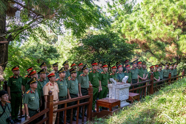 Đoàn công tác CA Tp. Hồ Chí Minh tri ân Đại tướng Võ Nguyên Giáp - Ảnh 2.