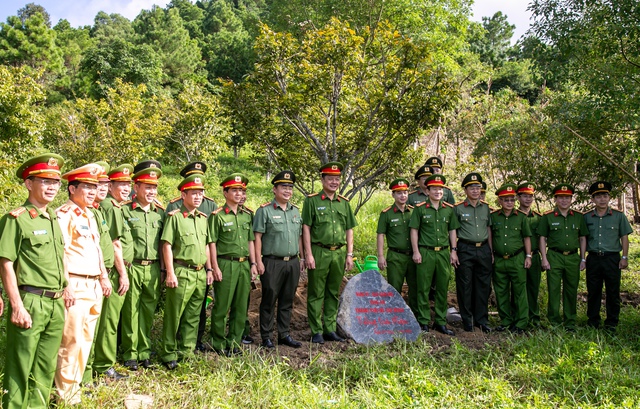 Đoàn công tác CA Tp. Hồ Chí Minh tri ân Đại tướng Võ Nguyên Giáp - Ảnh 3.