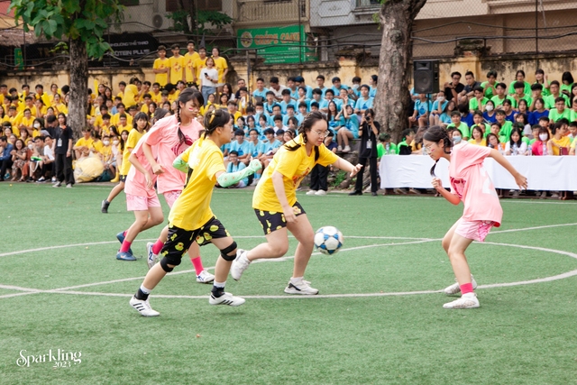 Nam sinh nhảy múa để cổ vũ nữ sinh chơi bóng đá, một sự kiện không thể nhiệt hơn của teen trường Chu Văn An! - Ảnh 10.